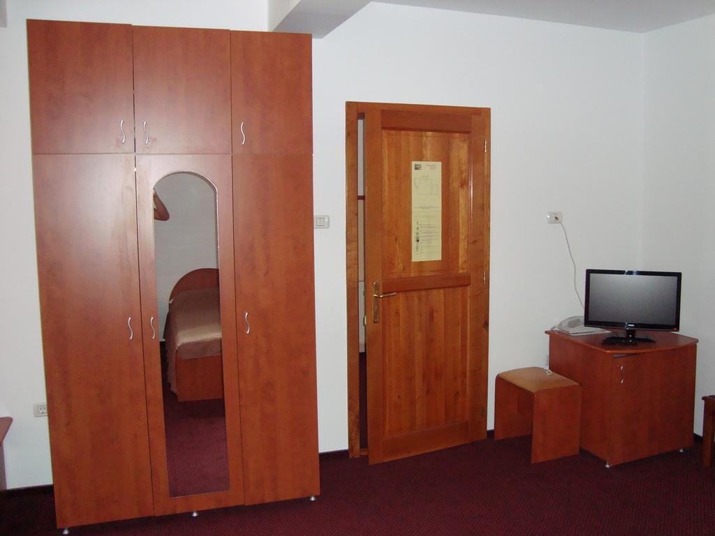 Hotel Lotus Αράντ Εξωτερικό φωτογραφία